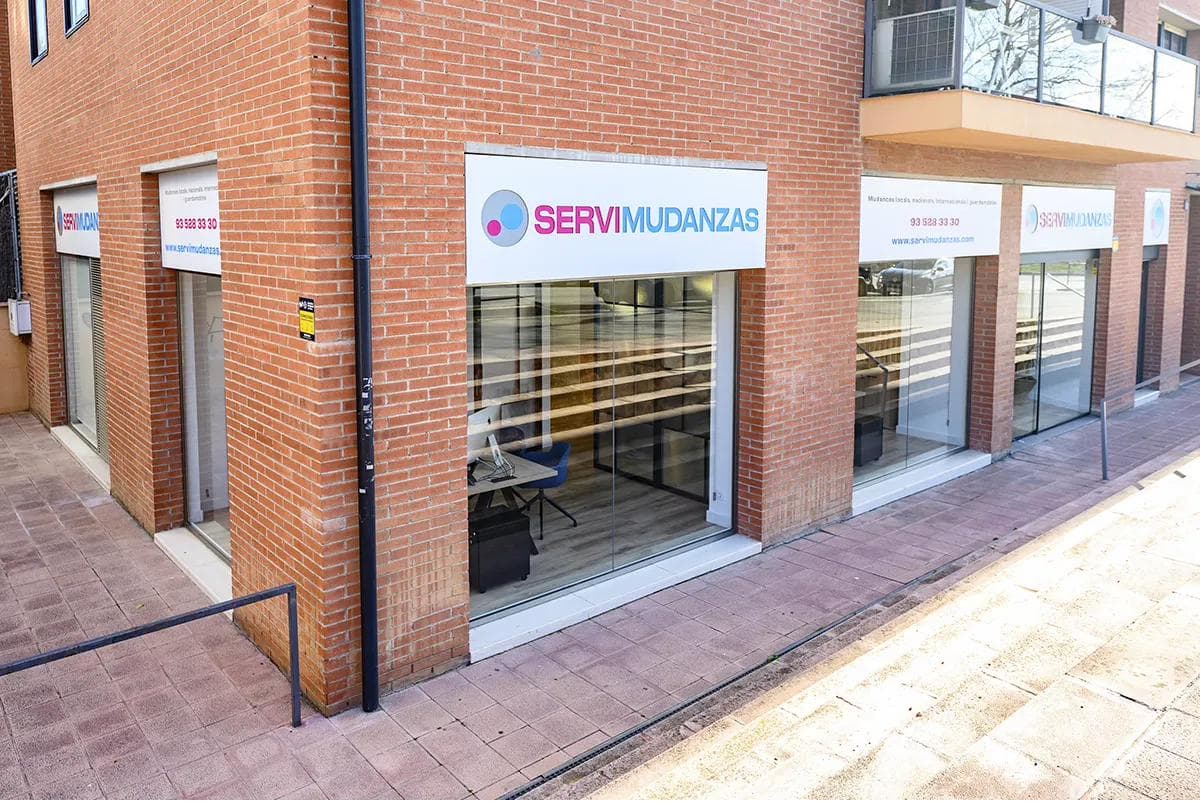 Equipo de Servimudanzas realizando una mudanza de oficina en Mataró