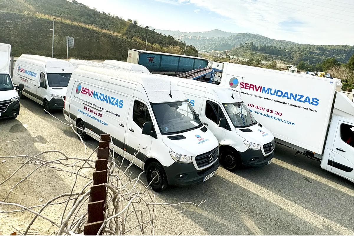 Flota de camiones y furgonetas de Servimudanzas para mudanzas en Mataró y Maresme