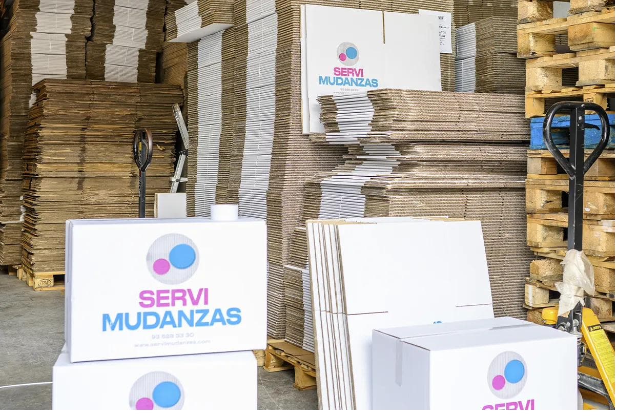 Almacén de guardamuebles en Mataró con cajas de Servimudanzas listas para almacenaje
